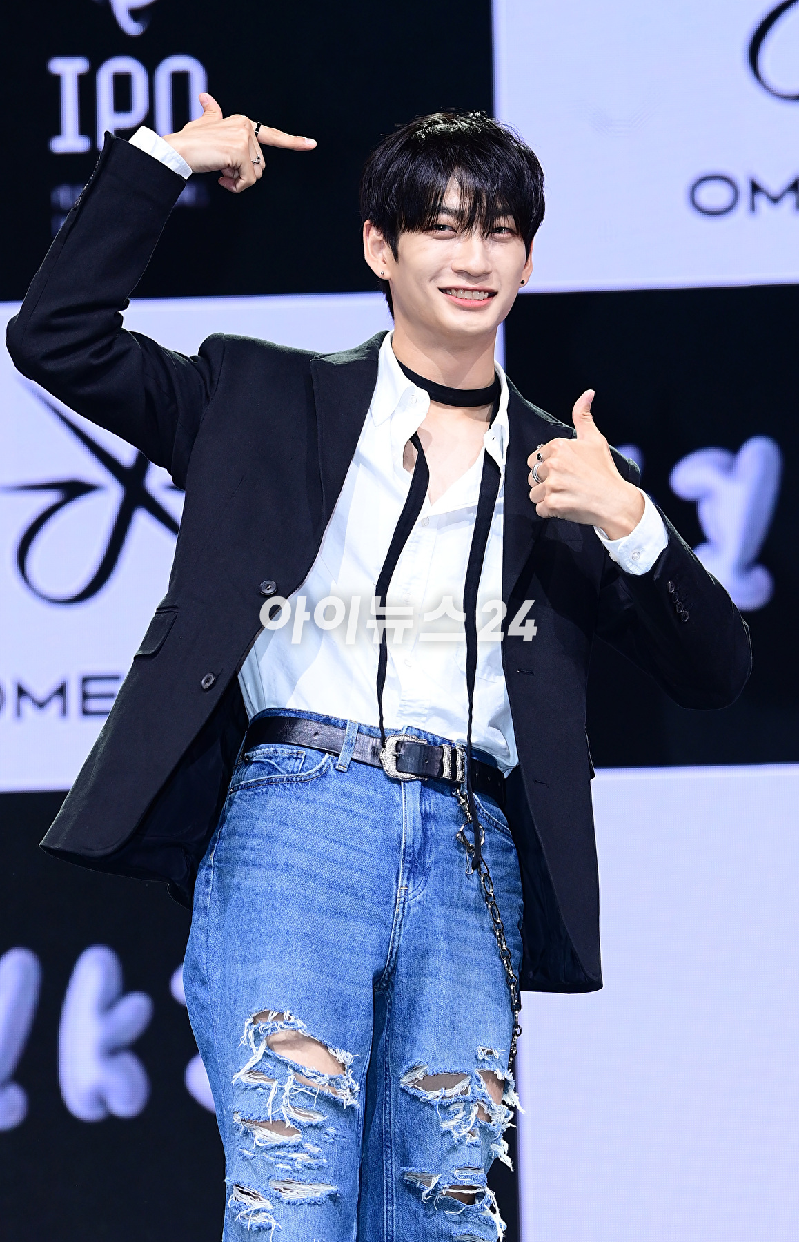 그룹 오메가엑스가 7일 오후 서울 광진구 예스24라이브홀에서 열린 오메가엑스(OMEGA X) 세 번째 미니앨범 'iykyk(if you know, you know)'(이프 유 노, 유 노) 발매 기념 쇼케이스에서 타이틀곡 '정크 푸드'(JUNK FOOD) 무대를 선보이고 있다. [사진=정소희 기자]