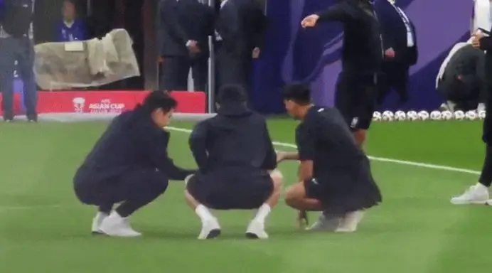 이강인-
축구운동장 검은옷을 입은 이강인과 옆에 2명이 모여 쪼그리고 앉아있는 뒷모습