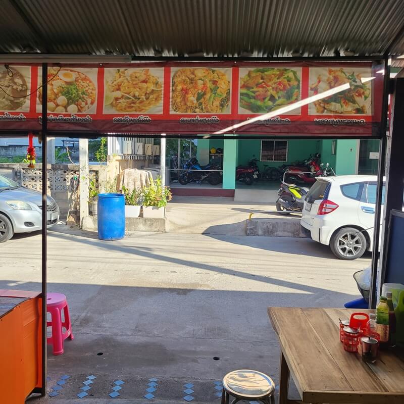 치앙마이-국수랑-덮밥-내부에서-바라보는-바깥풍경