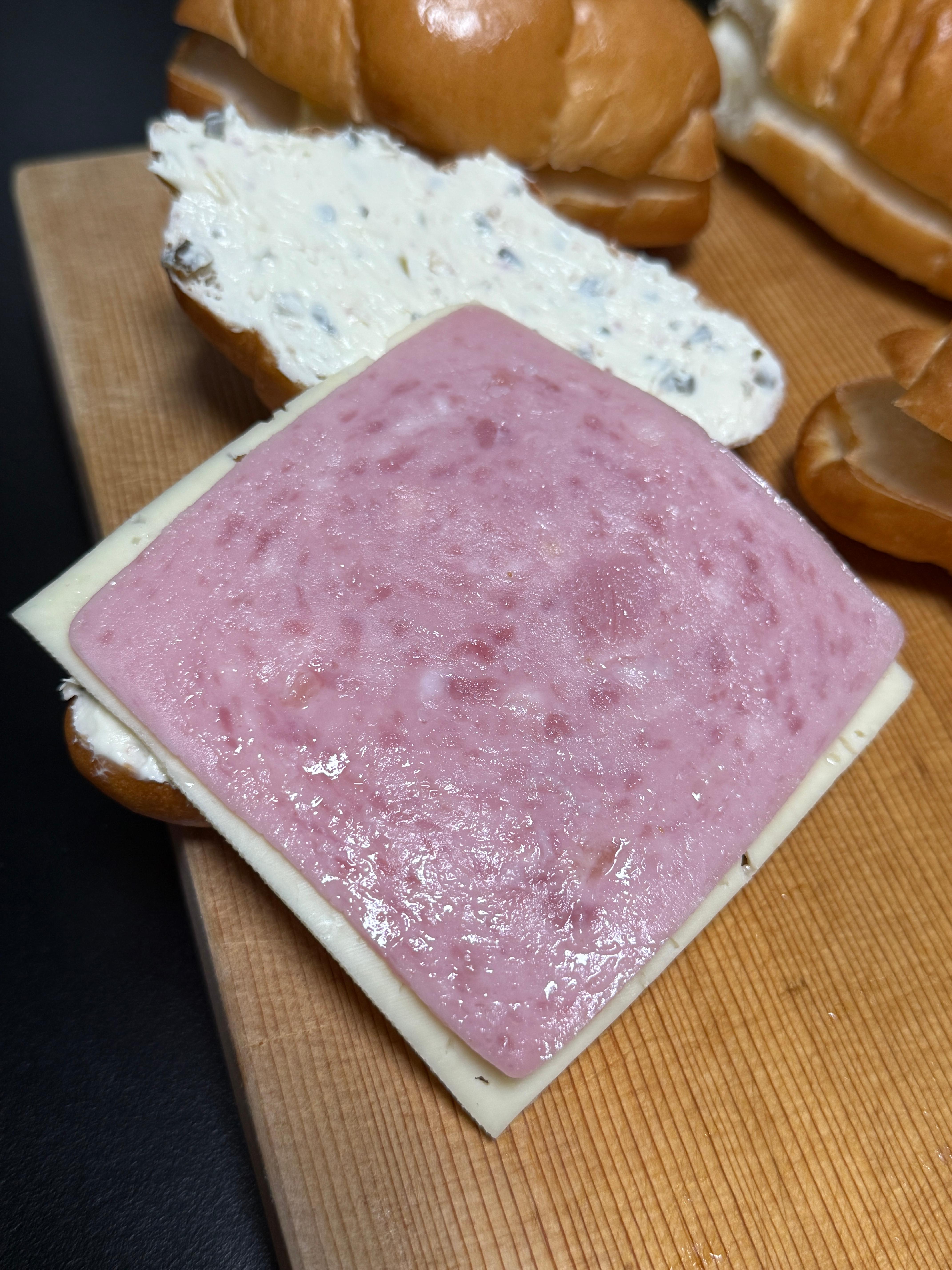 토스트 햄이 올라간 소금빵