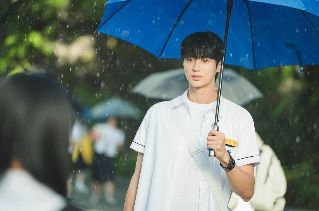 파란-우산을-들고있는-변우석-배우