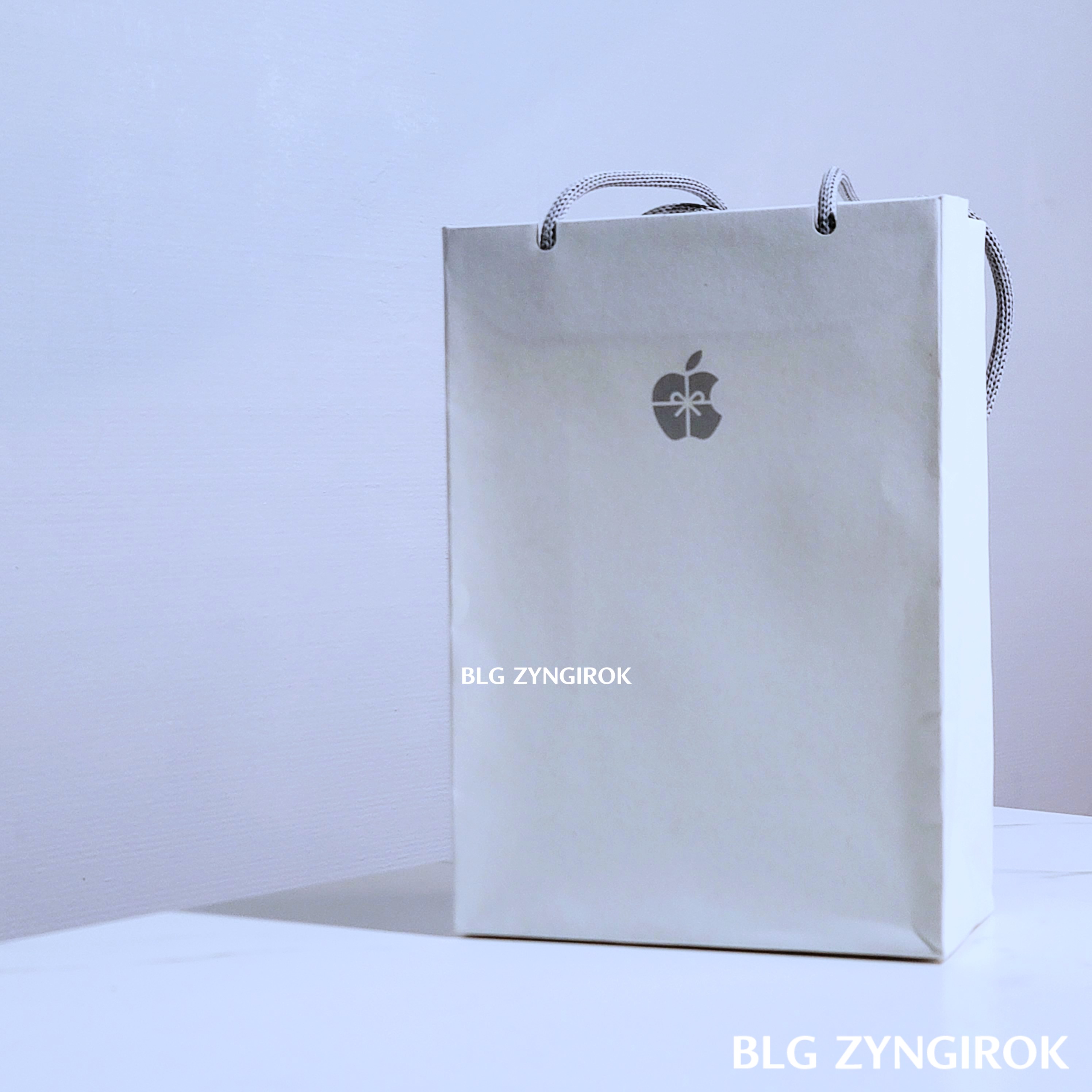 종이가방에 담긴 아이패드 미니가 테이블 위에 서있다. 