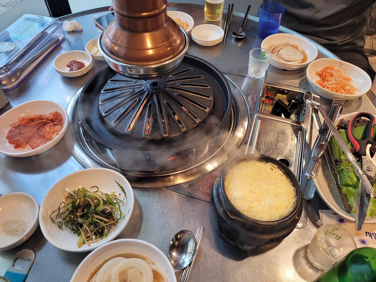 테이블위에 여러가지 반찬을 보여주는 사진