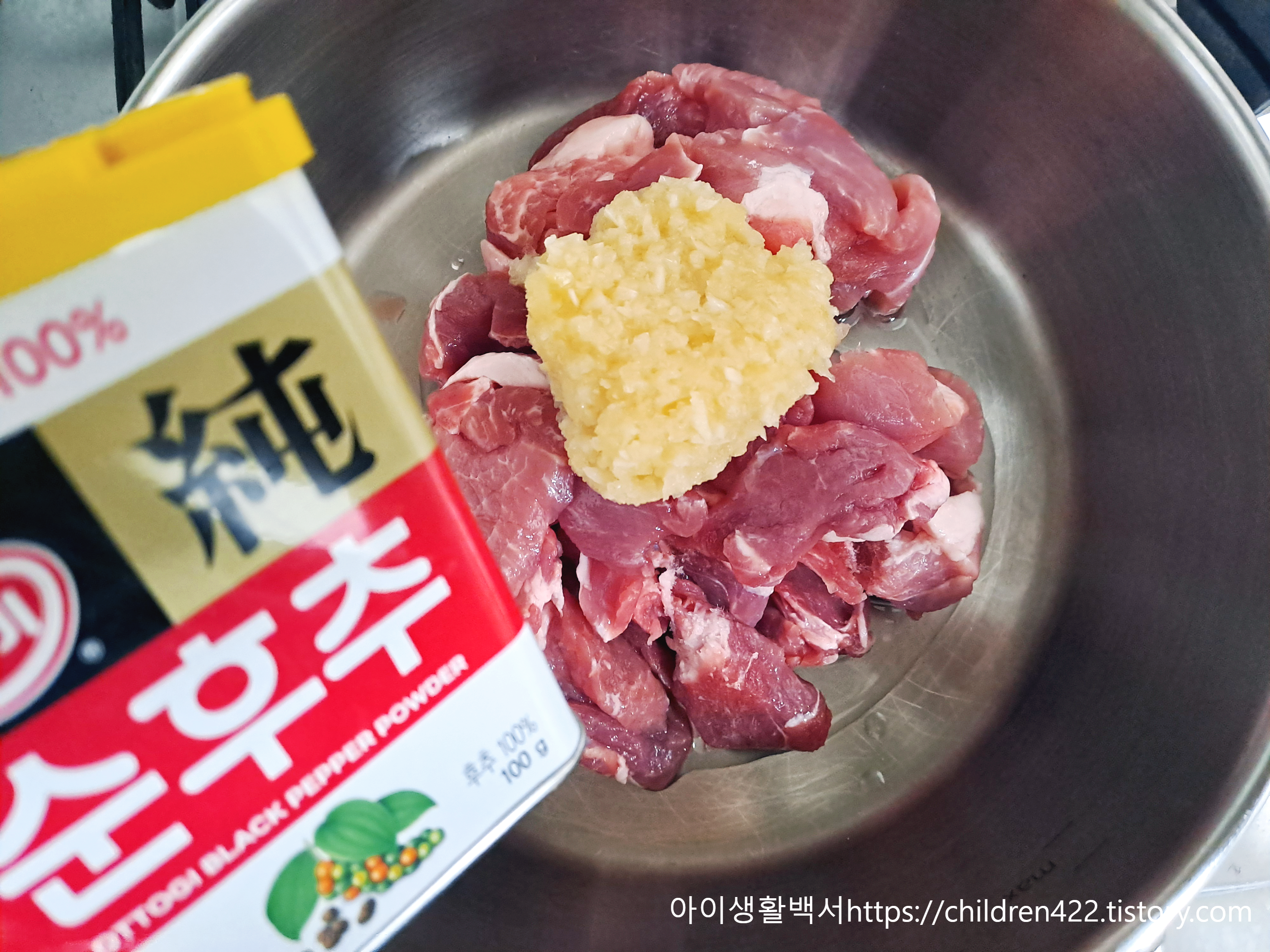 고기에 마늘과 후추 넣기