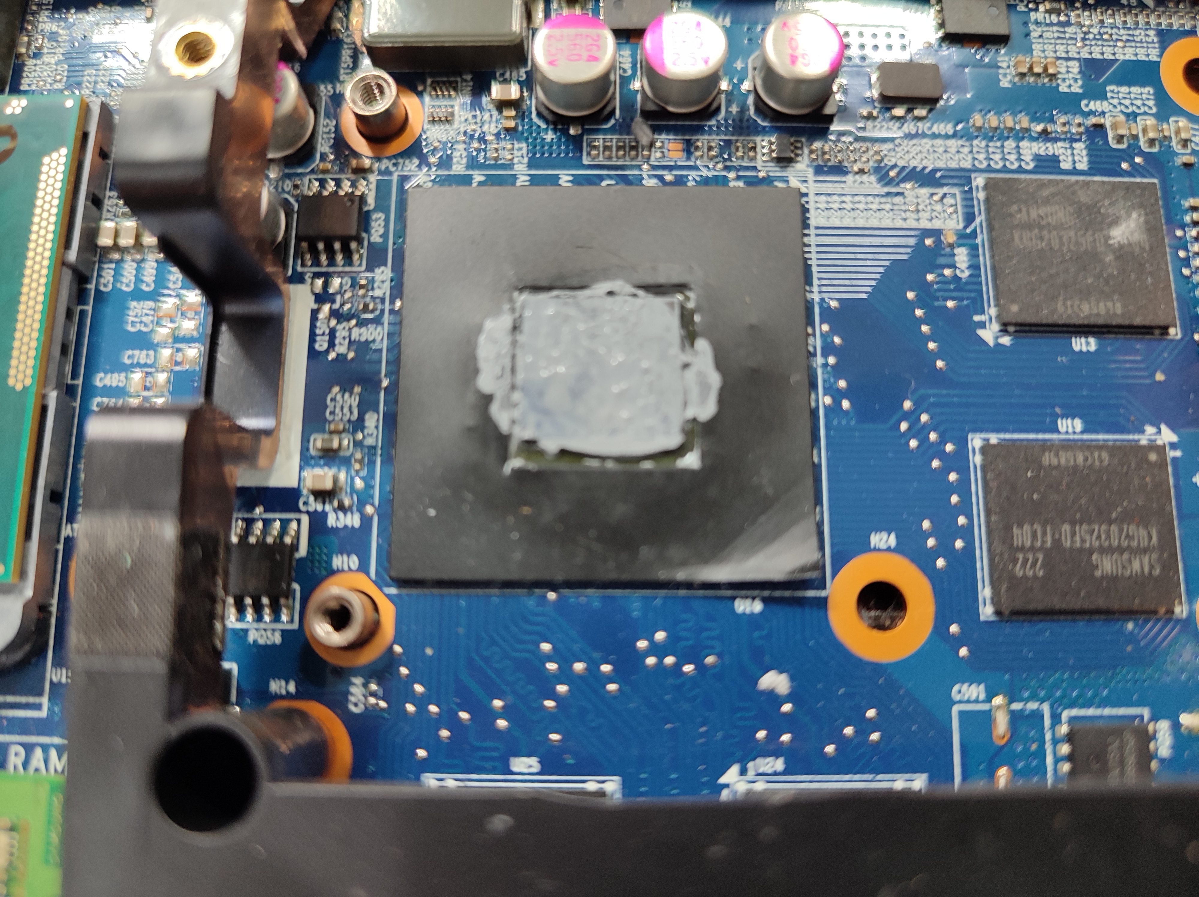 서멀구리스를 닦아내고 있습니다.