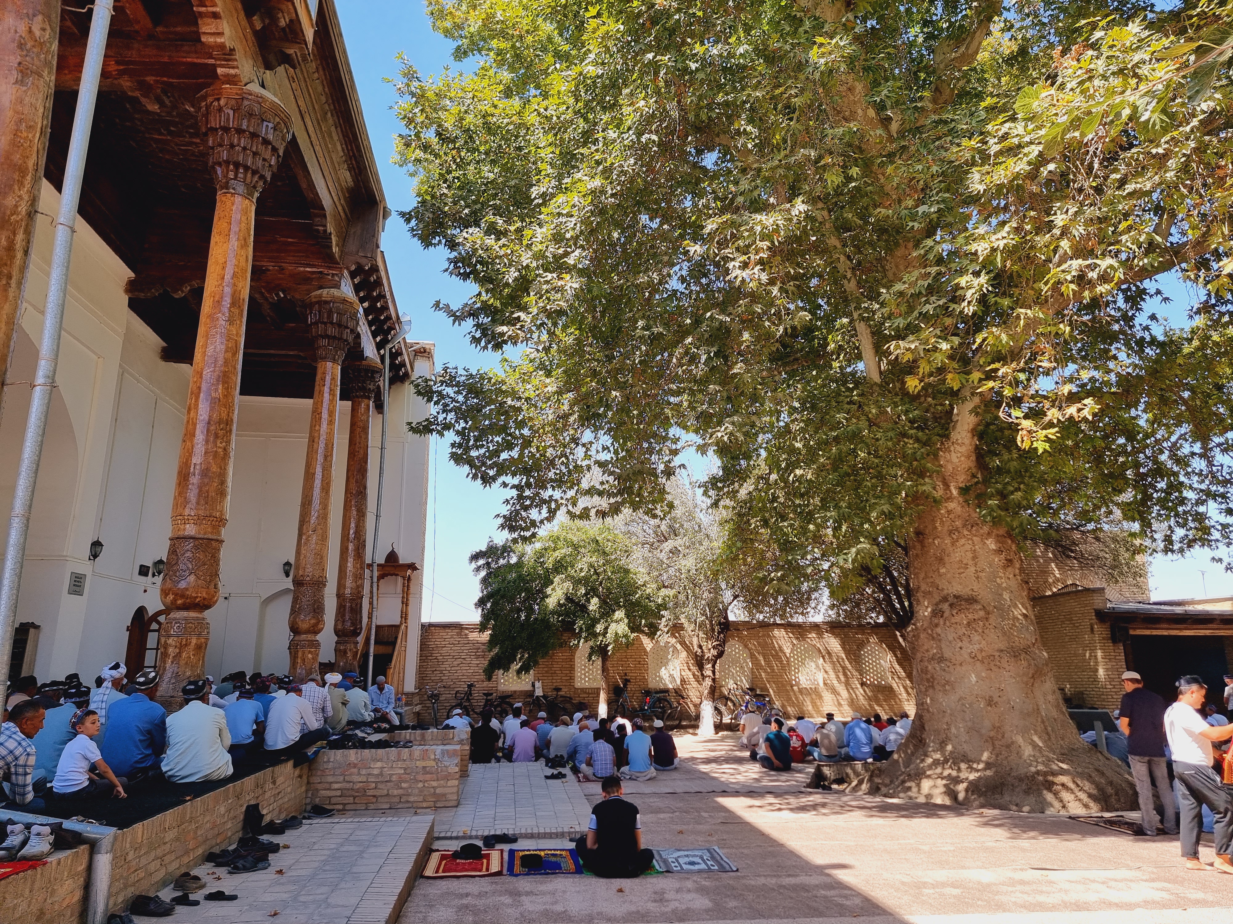 이슬람 신도들의 기도하는 모습