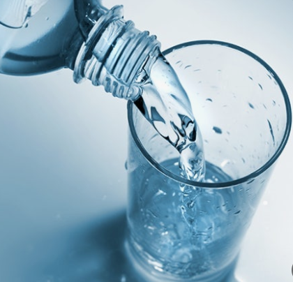 하루에 물을2리터 이상마시면피부가촉촉하게 유지해준다