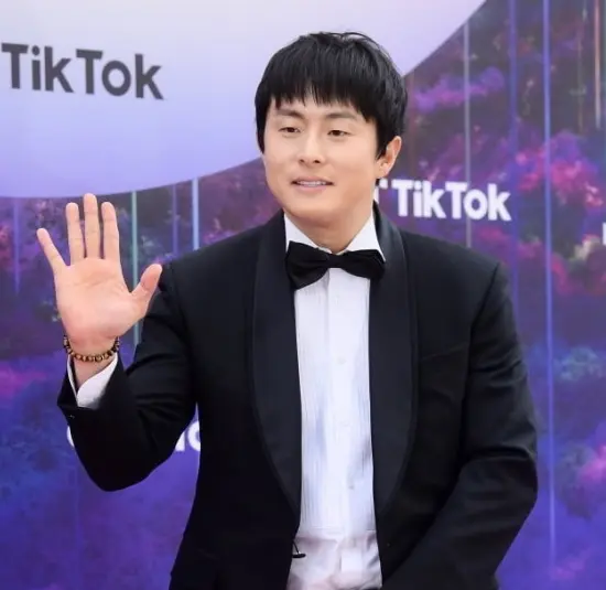 기안84가-시상식에-턱시도를-입고-등장하는-사진