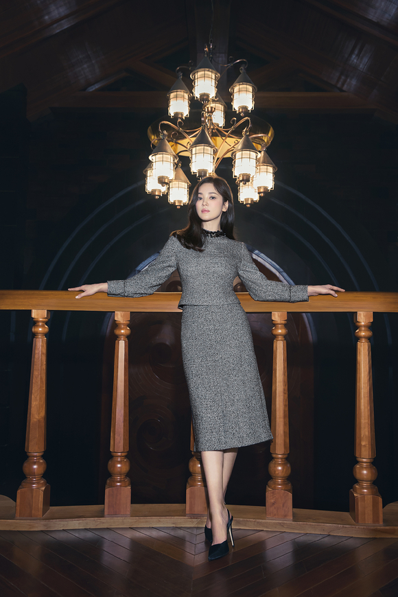 배우 송혜교가 의류 브랜드 화보 촬영에서 포즈를 취하고 있다. [사진=미샤]