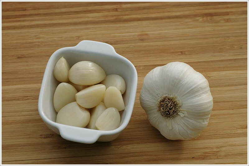 작은 접시에 담겨져 있는 깐마늘과 안깐 마늘