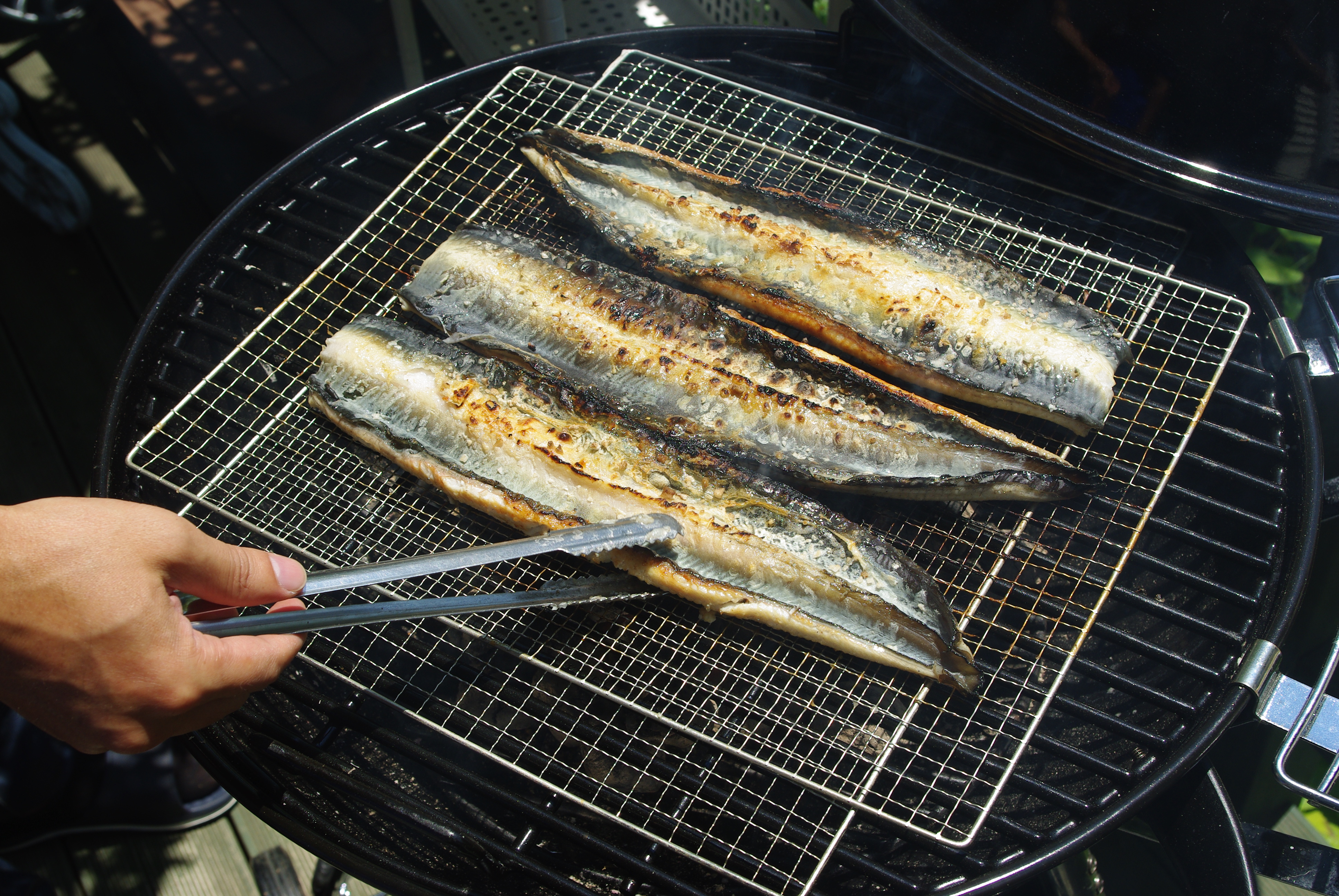 불판에서 노릇하게 구워지는 장어