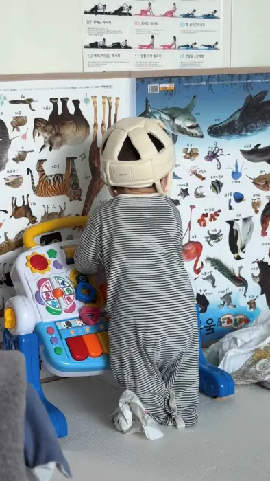 에듀테이블에서 혼자 노는 모습