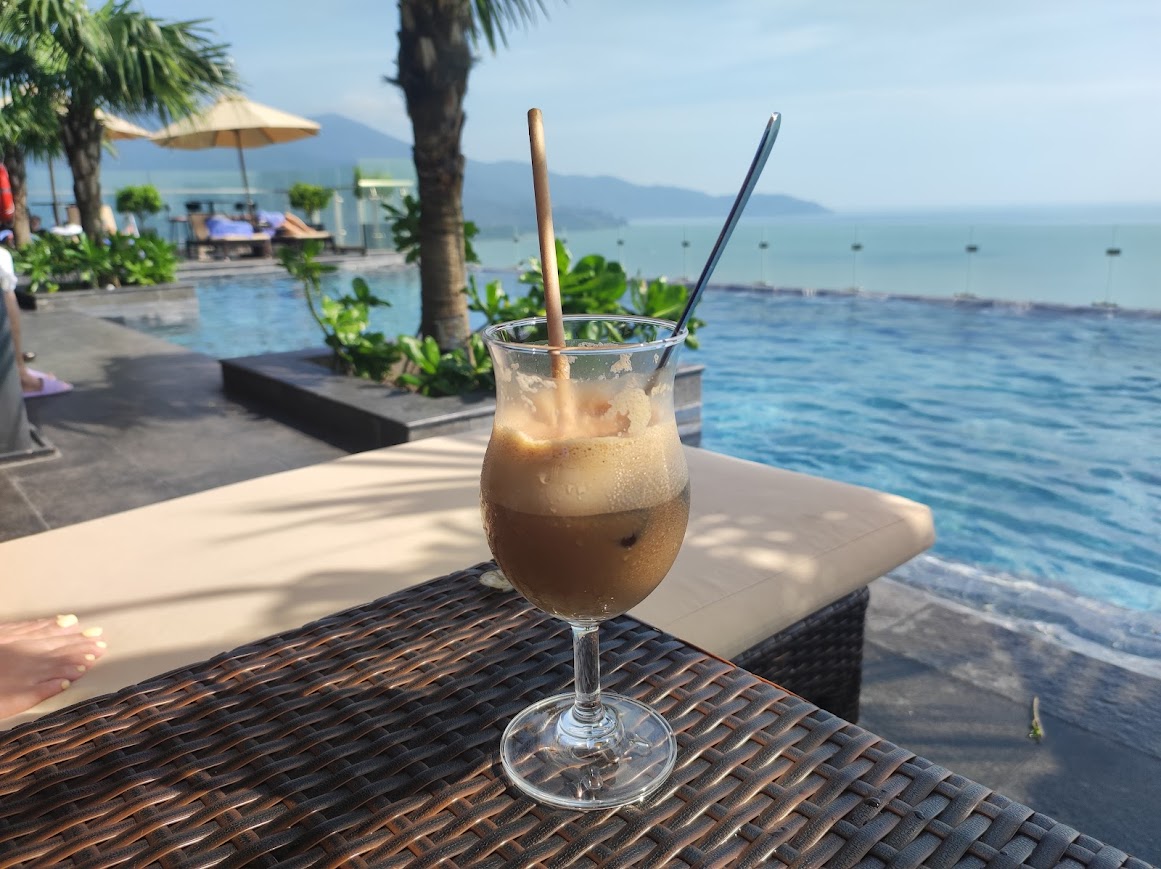 루프탑 풀에서 즐기는 코코넛 커피