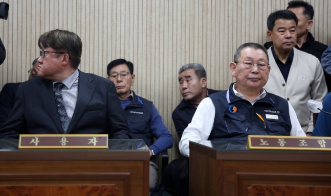 김정환 서울시버스운송사업조합 이사장(왼쪽)과 박점곤 서울시 버스노동조합 위원장이 28일 새벽 서울 영등포구 서울지방노동위원회에서 열린 서울 시내버스 노사 조정 회의 시작을 기다리고 있다. 이날 마라톤 협상은 최종 결렬됐다.