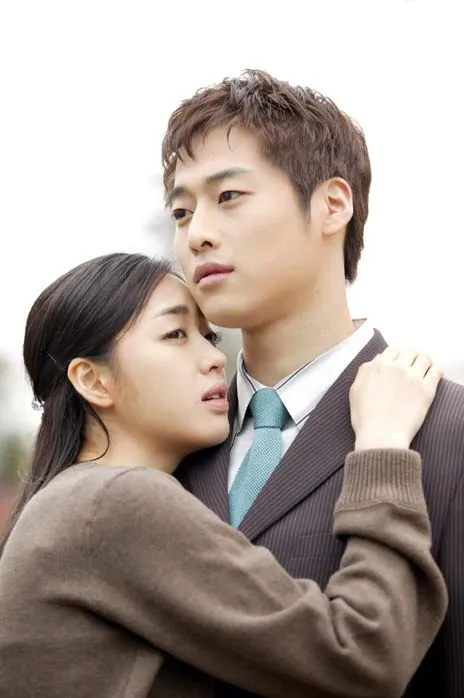 한국 전통주 양조장을 배경으로, 천천히 익어가는 사랑과 가족의 화해를 그린 서정적 장면