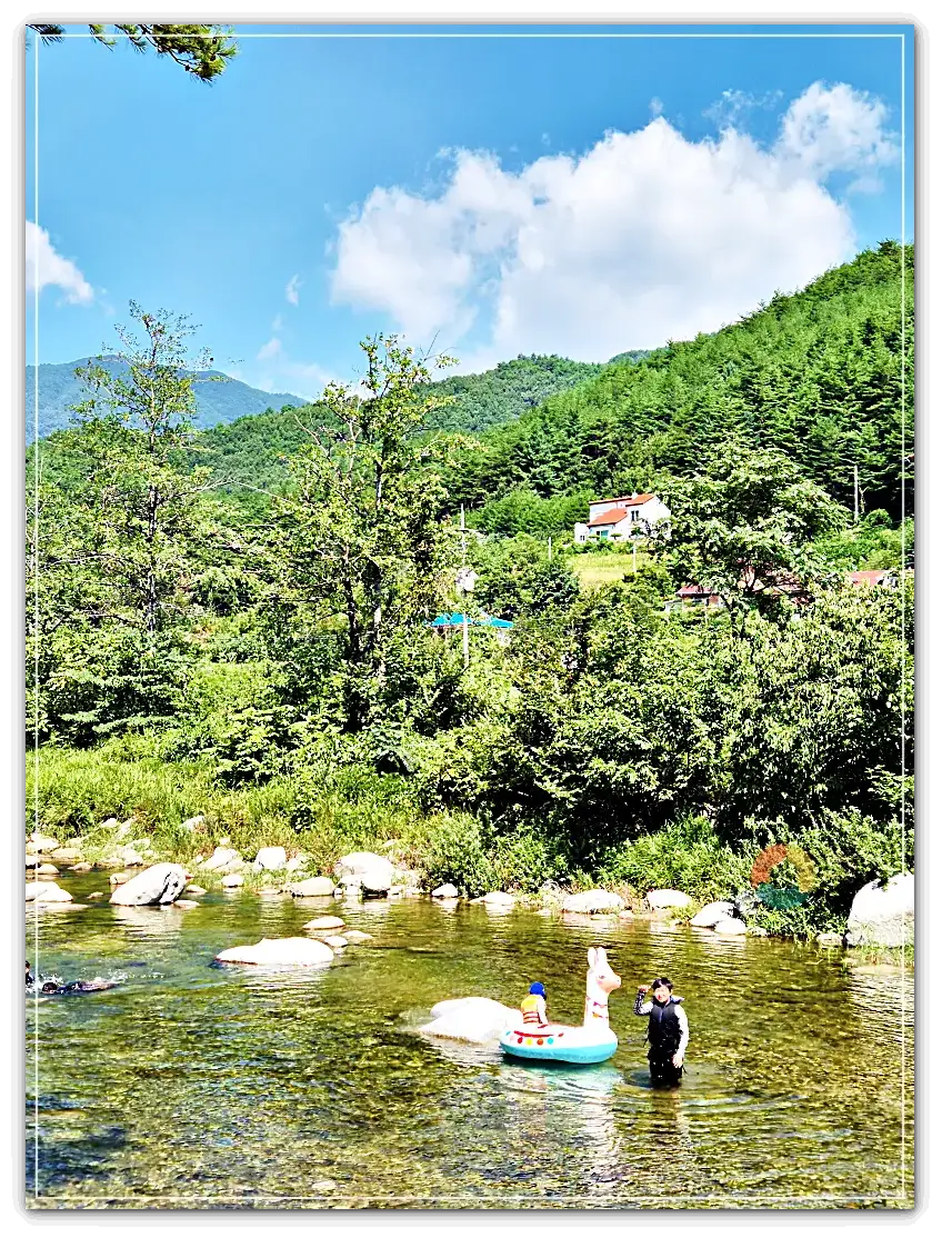 장천계곡_파란하늘-구름-초록산
