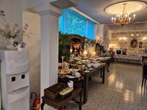 뷔페음식이 정갈하게 차려져 있어요~