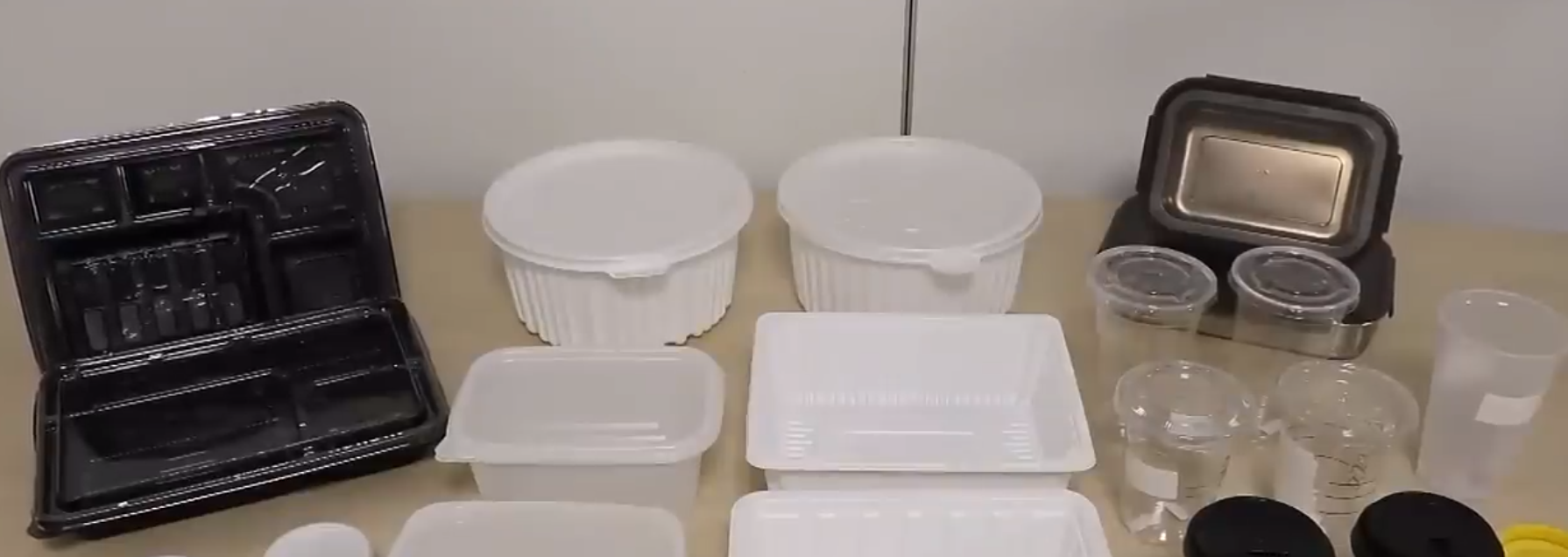 국과 탕 등을 담아 배달음식에 배달에 일상적으로 사용하는 일회용기