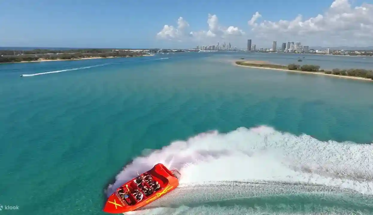 골드코스트 서퍼스 파라다이스 제트보트 익스트림 체험 중 바다 위를 질주하는 보트 모습