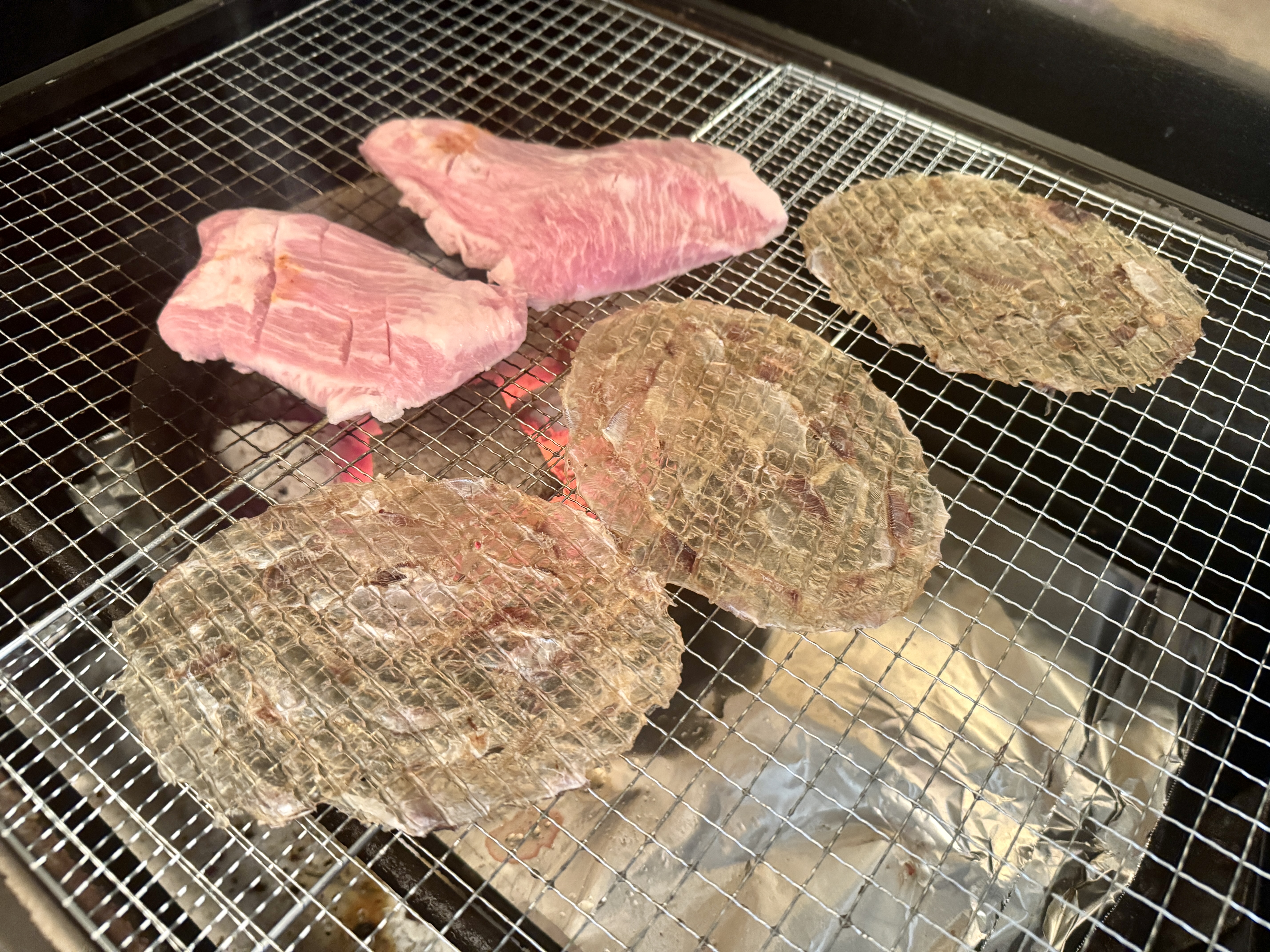 바베큐팩토리 감북점 숯불 그릴 위에서 쥐포와 돼지고기를 함께 굽는 장면, 숯불 바베큐 안주