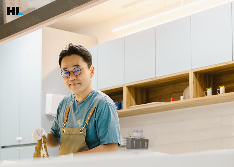 광어를 손에 든 이현용 팀장