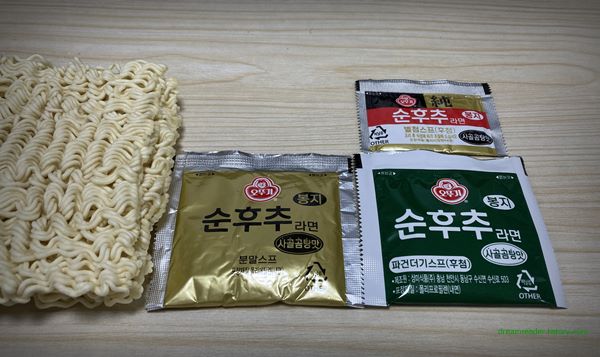 오뚜기 순후추 라면(사골곰탕 맛) 2022년 8월 가루 스프, 건더기 스프, 별첨 스프