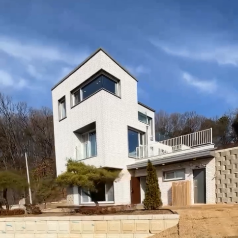 숲세권이라고 할수 있어 공기가 맑아 자연치화적인 주택입니다