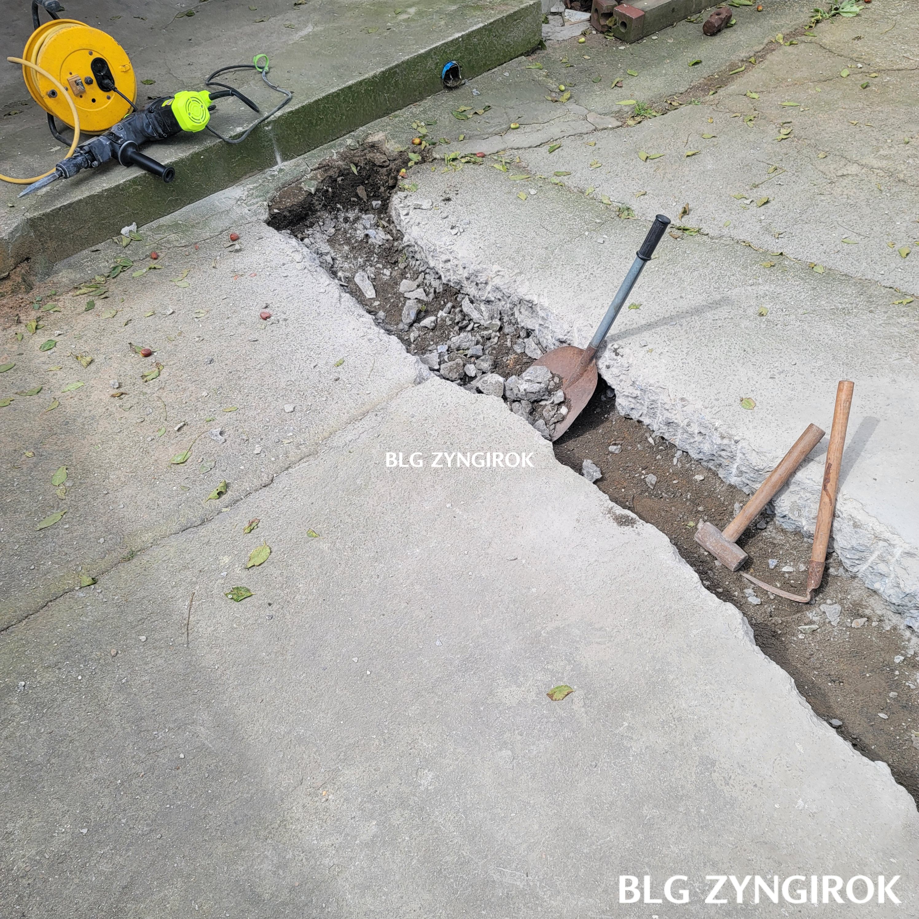 XCORT 파괴 해머를 활용한 시멘트 바닥 해체한 모습이다.