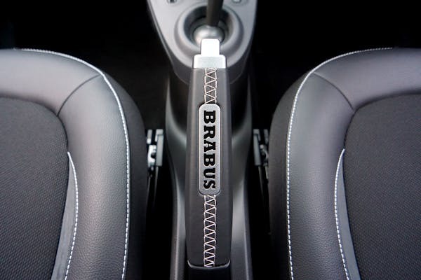 가죽의 계절별 관리법 – 봄, 여름, 가을, 겨울에 따라 달라지는 보관과 클리닝 팁