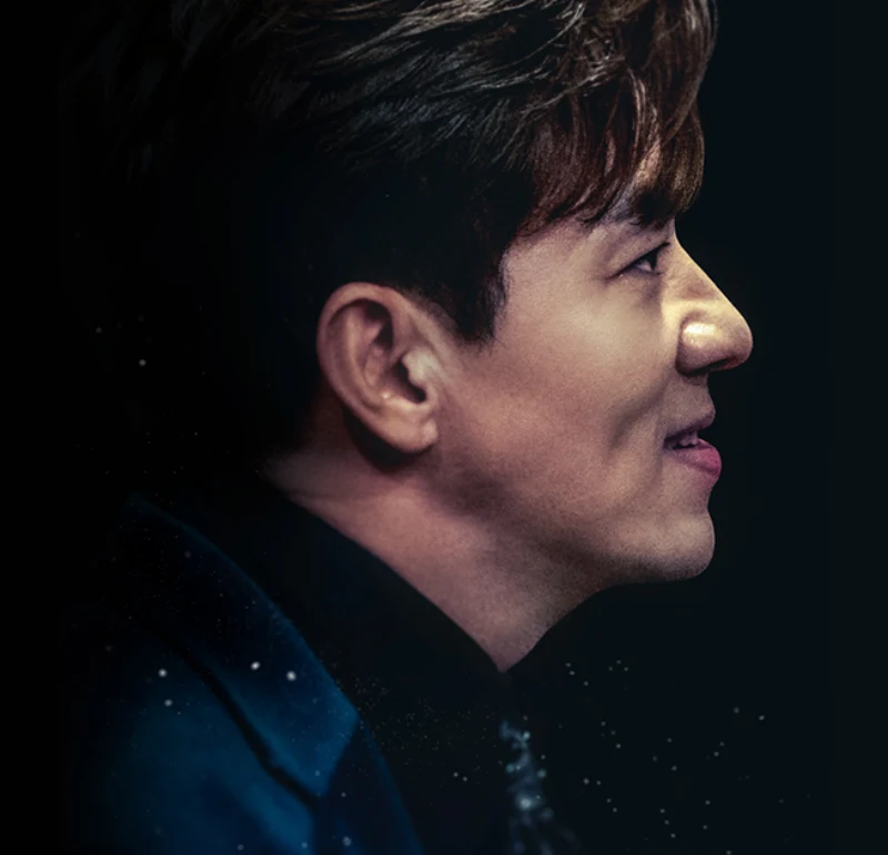 검은 배경에 검은 정장을 입고 인상을 쓰고 있는 오랫동안 당신을 기다렸습니다의 배민규