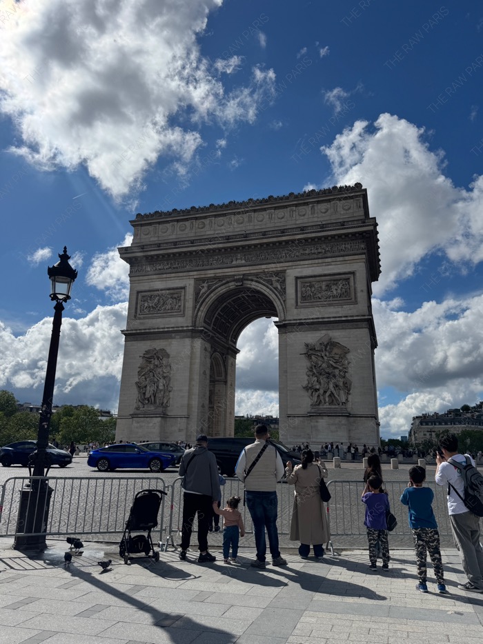 arc de triomphe paris under blue sky