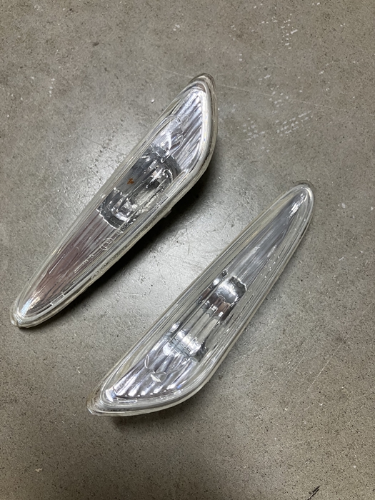 조명 아래에서 촬영한 복원 완료 사이드 마커의 최종 상태입니다.