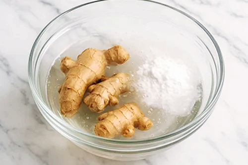 생강 베이킹소다를 푼 물에 담그기