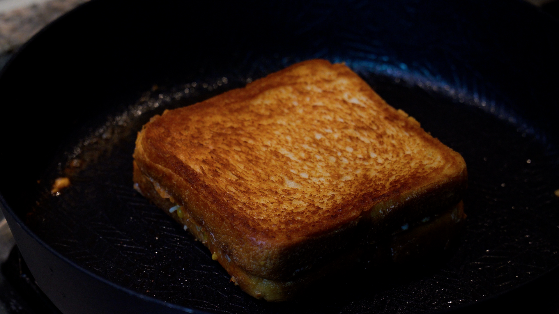 반대편 식빵을 덮어 바삭하게 익혀주기