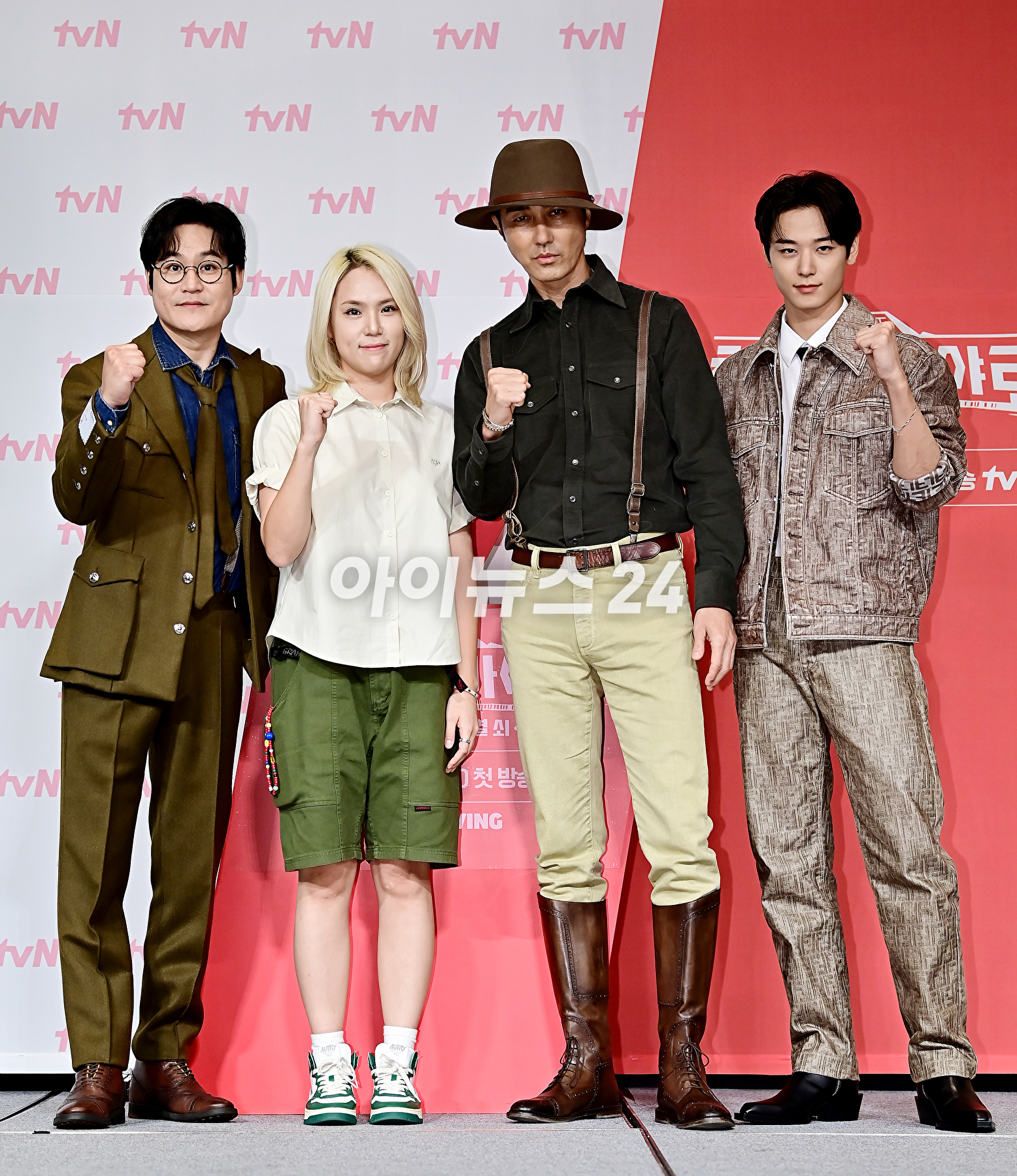 배우 김성균, 차승원, 더보이즈 주연이 1일 오후 서울 마포구 서울가든호텔에서 열린 tvN '형따라 마야로 : 아홉 개의 열쇠' 제작발표회에서 포토타임을 갖고 있다. [사진=곽영래 기자]