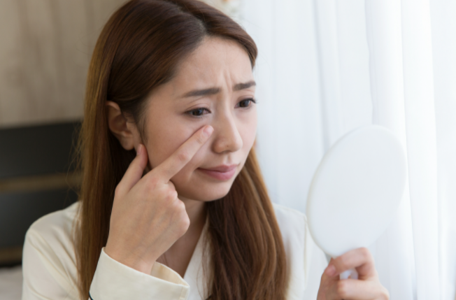 눈을 살펴보는 여성