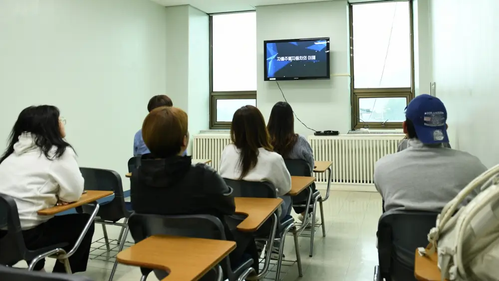 원주운전면허시험장에서 운전면허시험 응시자들이 응시 전 교통안전교육을 수강하고 있다.