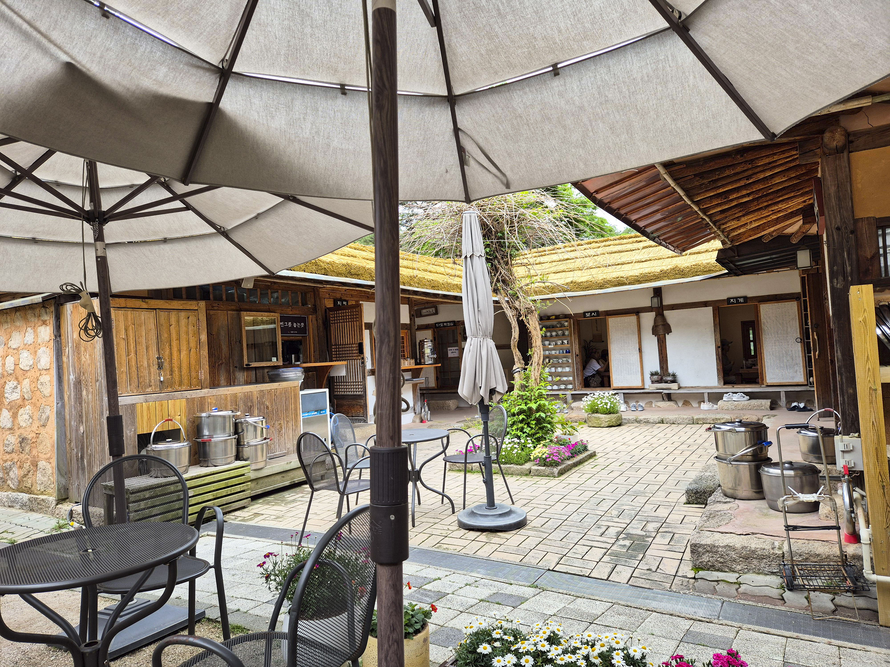 진관사 카페의 외부 앉는 공간