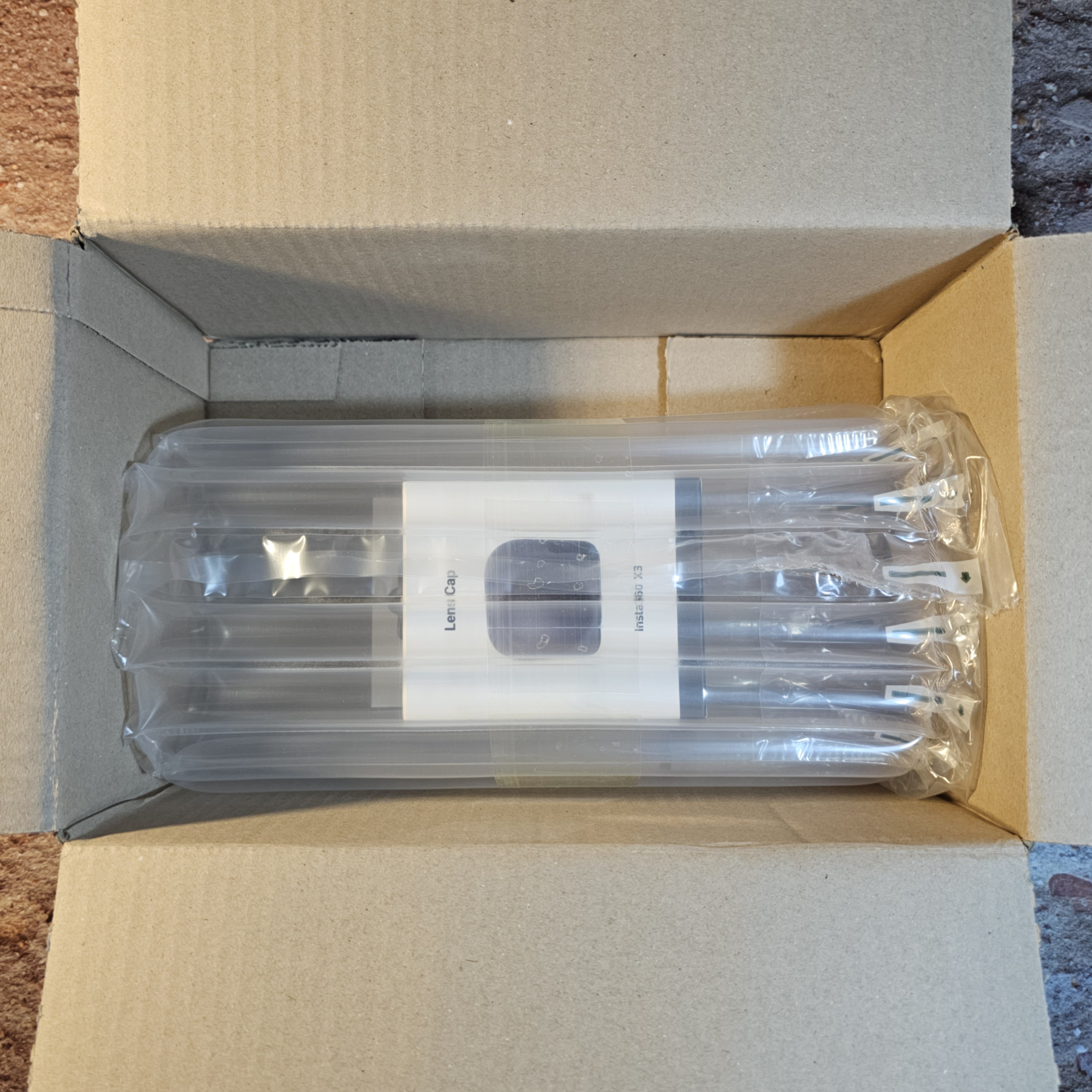 인스타360 X3 렌즈 캡 박스 안 사진