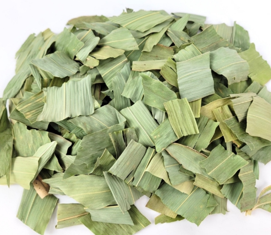 야생에서 채취를 대나무의 잎인 죽엽을 잘 세척한 후에 건조한 것을 큼직하게 썰어놓은 것을 흰색 바닥 위에 수북하게 쌓아두고 찍은 사진