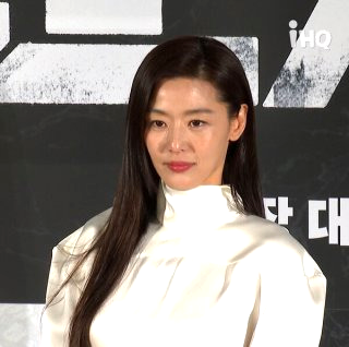 군체 영화 개봉일 줄거리 연상호 감독 출연진 전지현 구교환