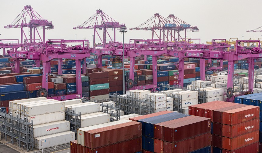 수출품을 담은 컨테이너들이 선적을 앞두고 대기 중인 모습.