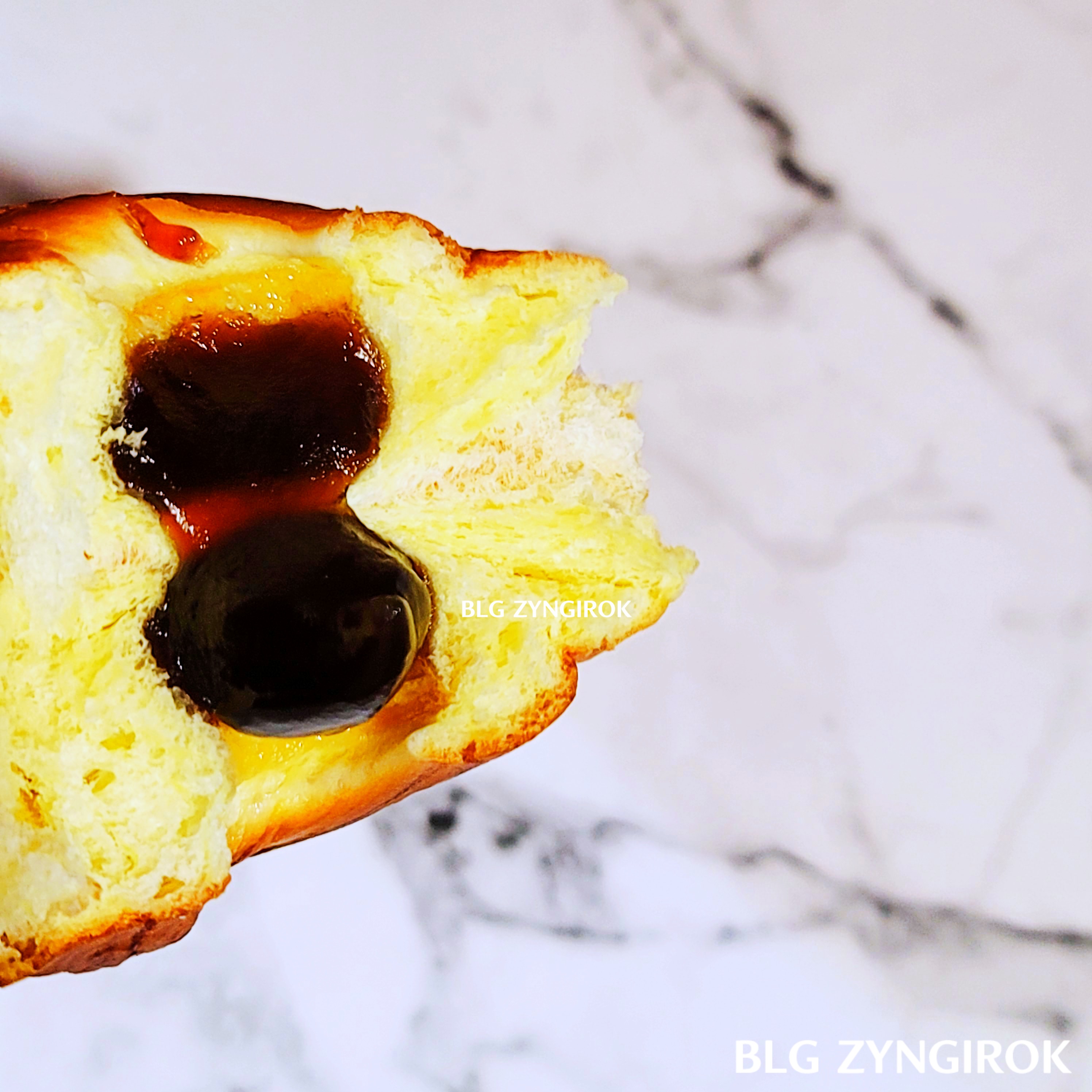 포켓몬스터빵-깜지곰의-달콤-꿀단지팡을-반-가른-모습이다.