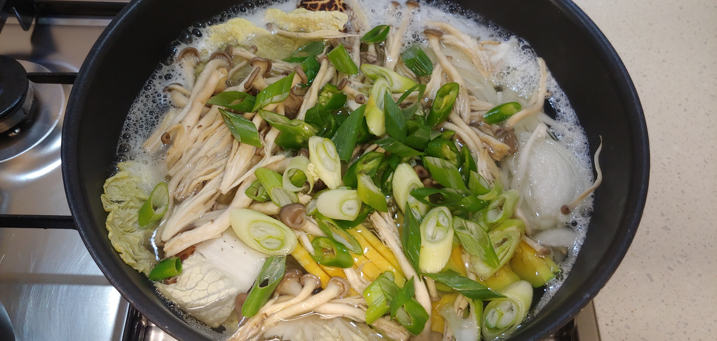 다시 말씀드리지만&#44; 본 레시피는 약 2~3인분 정도의 양입니다. 야채들은 끓으면서 숨이 죽습니다.