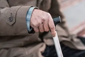 지팡이-잡은-손