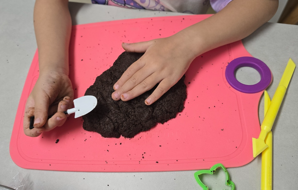 커피가루 클레이 반죽으로 노는 모습