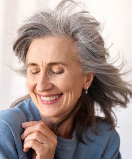 파이토피세틴(Phytopisetin)은 강력한 항산화 성분으로 알려져 있지만, 과다 섭취 시 부작용이 발생할 수 있습니다. 본문에서는 파이토피세틴의 효능, 부작용, 안전한 복용법과 주의사항을 분석하여 건강한 섭취 방법을 제안합니다.
파이토피세틴(Phytopisetin)은 노화 방지와 항산화 작용으로 많은 주목을 받고 있지만, 모든 영양소가 그렇듯 부작용을 고려해야 합니다. 특히 과다 섭취 시 위장 장애, 혈액 응고 문제, 알레르기 반응이 나타날 가능성이 있으며, 특정 건강 상태에서는 신중한 복용이 필요합니다.
1. 파이토피세틴의 주요 효과
1.1 항산화 작용과 세포 보호
파이토피세틴은 활성산소종(ROS)을 억제하여 세포 손상을 방지하는 강력한 항산화 작용을 합니다. 이는 노화 방지 및 만성 질환 예방에 중요한 역할을 합니다.
항산화 효과 비교
항산화제
활성산소 제거 능력 (%)
비타민 C
45%
비타민 E
60%
파이토피세틴
75%
출처: 항산화 연구 논문 (2023)
1.2 시르투인 활성화와 노화 방지
파이토피세틴은 시르투인 단백질을 활성화하여 세포 대사를 촉진하고, 장수 유전자의 기능을 강화하는 것으로 알려져 있습니다.
1.3 혈뇌장벽 보호 및 인지 기능 향상
이 성분은 혈뇌장벽(BBB)을 보호하여 신경독소와 유해 물질이 뇌에 영향을 미치는 것을 줄일 수 있으며, 알츠하이머병과 같은 신경퇴행성 질환 예방에 도움을 줄 수 있습니다.
2. 파이토피세틴의 부작용과 주의사항
2.1 위장 장애 가능성
파이토피세틴을 과다 섭취할 경우 위장 장애(복통, 설사, 소화 불량 등)가 발생할 수 있습니다. 장내 균형을 방해할 가능성이 있기 때문에 신중한 복용이 필요합니다.
2.2 혈액 응고 영향
일부 연구에서는 파이토피세틴이 혈액 응고를 방해할 수 있다고 보고한 바 있습니다. 따라서 혈액 희석제를 복용 중인 사람들은 섭취 전 의사와 상담하는 것이 중요합니다.
2.3 알레르기 반응
특정 과일(딸기, 라임, 사과 등)에 대한 알레르기가 있는 사람은 파이토피세틴 성분에도 반응할 가능성이 있으므로, 섭취 전에 주의해야 합니다.
2.4 임산부 및 수유부 주의
임산부 및 수유부에 대한 연구가 부족하므로, 이 그룹에 속하는 사람들은 전문가와 상담한 후 복용 여부를 결정하는 것이 바람직합니다.
3. 파이토피세틴의 안전한 섭취 방법
3.1 적정 복용량 준수
현재까지 공식적인 권장 섭취량은 없지만, 일반적으로 하루 100~200mg 수준에서 섭취하는 것이 안전한 것으로 알려져 있습니다.
3.2 자연 식품을 통한 섭취 권장
파이토피세틴이 포함된 대표적인 식품은 다음과 같습니다.
식품
파이토피세틴 함량 (μg/g)
딸기
160
사과
26
감
10.5
양파
4.8
라임
18
오이
2
출처: 영양 연구 데이터
3.3 기존 질환이 있는 경우 전문가 상담 필수
만성 질환을 앓고 있거나 특정 약물을 복용 중인 경우, 파이토피세틴이 약물과 상호작용을 일으킬 가능성이 있으므로 전문가 상담이 필요합니다.
4. 자주 묻는 질문(FAQ)
4.1 파이토피세틴을 매일 섭취해도 괜찮나요?
적정량을 준수한다면 문제가 없지만, 장기 섭취에 대한 연구가 부족하므로 일정 기간 섭취 후 휴식기를 가지는 것이 좋습니다.
4.2 파이토피세틴과 다른 보충제를 함께 섭취해도 되나요?
일반적으로 비타민 C, 비타민 E 등의 항산화제와 함께 섭취하는 것이 긍정적인 효과를 줄 수 있지만, 특정 성분과의 상호작용 가능성이 있으므로 조합을 고려할 때 전문가 상담이 필요합니다.
4.3 파이토피세틴을 섭취하면 피부에도 좋은 영향을 줄까요?
항산화 효과 덕분에 피부 노화 방지 및 탄력 유지에 도움을 줄 가능성이 있습니다. 다만, 직접적인 피부 개선 효과에 대한 연구는 아직 제한적입니다.
4.4 파이토피세틴을 언제 섭취하는 것이 가장 좋나요?
공복 상태에서 섭취하면 흡수율이 높아질 수 있지만, 위장 장애가 있는 경우 식사 후 섭취하는 것이 더 좋습니다.