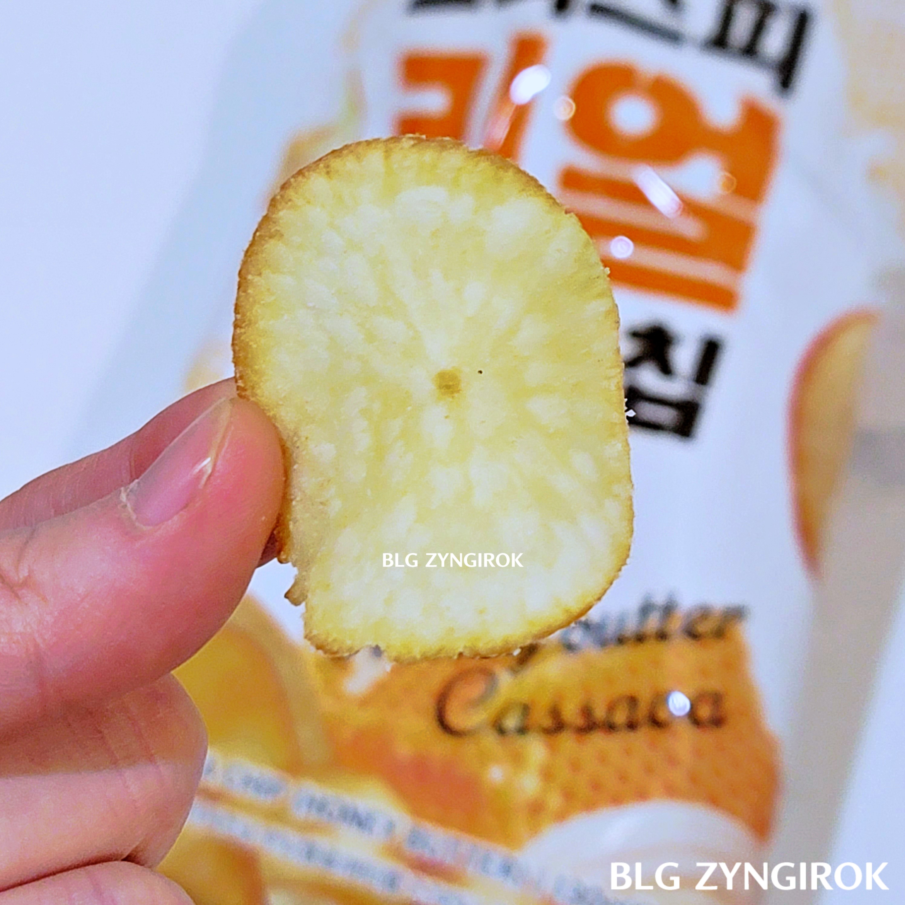 이마트 판매중인 크리스피 리얼 카사바칩 - 허니버터맛 칩 한 개를 들고 있다.