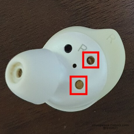 이어버드-충전-연결-부분