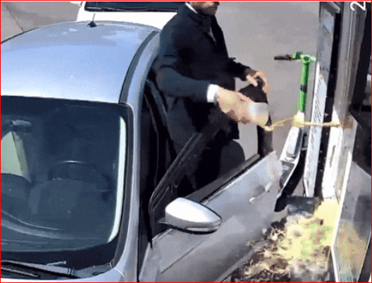 진상손님 대처법 손님이 커피 던지자 카페 주인은 망치로 응징